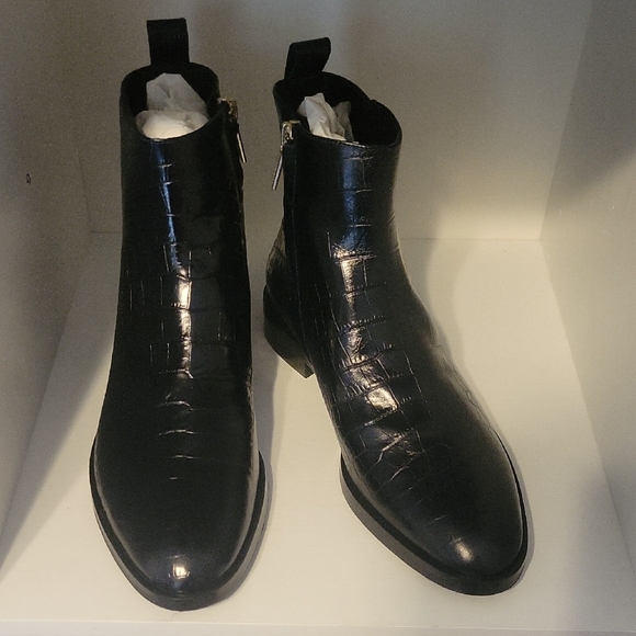Club Monaco Shoes - Club Monico Italy Sz36 (Us 6.5-7) Black Crocodile Pattern Side Zip Ankle Boots